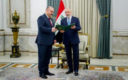 الرئيس العراقي نزار آميدي يسلم محمد سمعان المرسوم الخاص بتعيينه محافظاً لكركوك