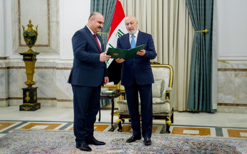 الرئيس العراقي نزار آميدي يسلم محمد سمعان المرسوم الخاص بتعيينه محافظاً لكركوك