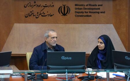 الرئيس الإيراني مسعود بزشكيان خلال تفقده وزارة الطرق و التنمیة المدنیة