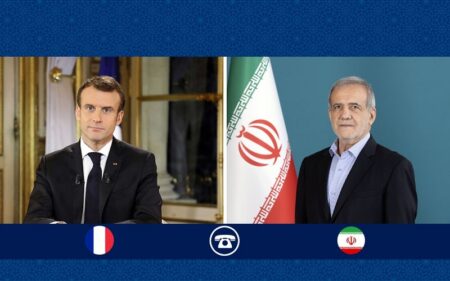 الرئيس الإيراني مسعود بزشكيان ونظيره الفرنسي إيمانويل ماكرون