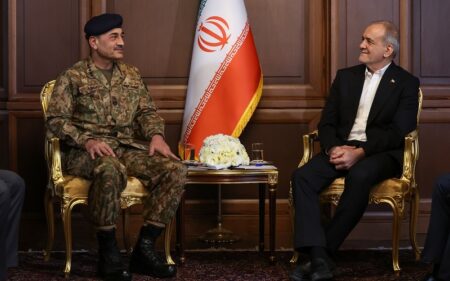 الرئيس الإيراني مسعود بزشكيان يستقبل رئيس أركان الجيش الباكستاني المشير عاصم منير