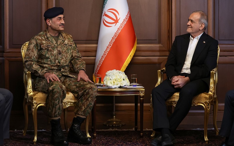 الرئيس الإيراني مسعود بزشكيان يستقبل رئيس أركان الجيش الباكستاني المشير عاصم منير