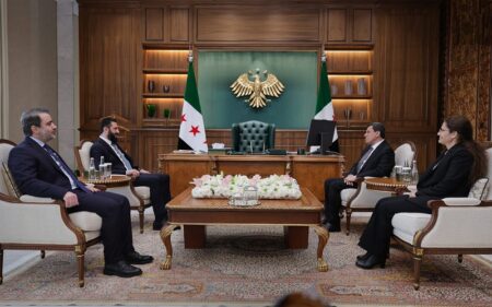 الرئيس السوري أحمد الشرع يستقبل بحضور وزير الخارجية أسعد الشيباني، القائد العام لقوات سوريا الديمقراطية مظلوم عبدي والرئيسة المشتركة لدائرة العلاقات الخارجية في الإدارة الذاتية إلهام أحمد