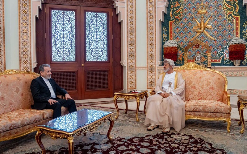 سلطان عُمان هيثم بن طارق آل سعيد يستقبل وزير الخارجية الإيراني عباس عراقجي