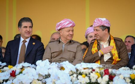 زعيم الحزب الديمقراطي الكوردستاني مسعود بارزاني يتوسط رئيس إقليم كوردستان نيجيرفان بارزاني ورئيس وزراء الإقليم مسرور بارزاني