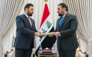 رئيس الوزراء العراقي المكلف علي فالح الزيدي يقدم المنهاج الوزاري الخاص بالحكومة الجديدة إلى رئيس مجلس النواب هيبت الحلبوسي