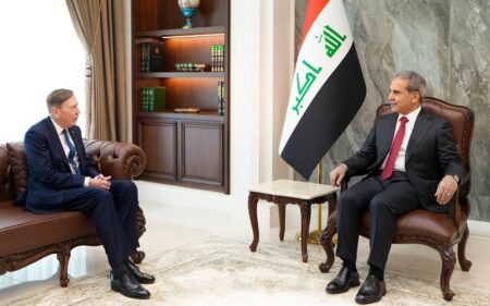رئيس مجلس القضاء الأعلى العراقي فائق زيدان يستقبل المدير السابق لوكالة الاستخبارات المركزية الأمريكية ديفيد بترايوس