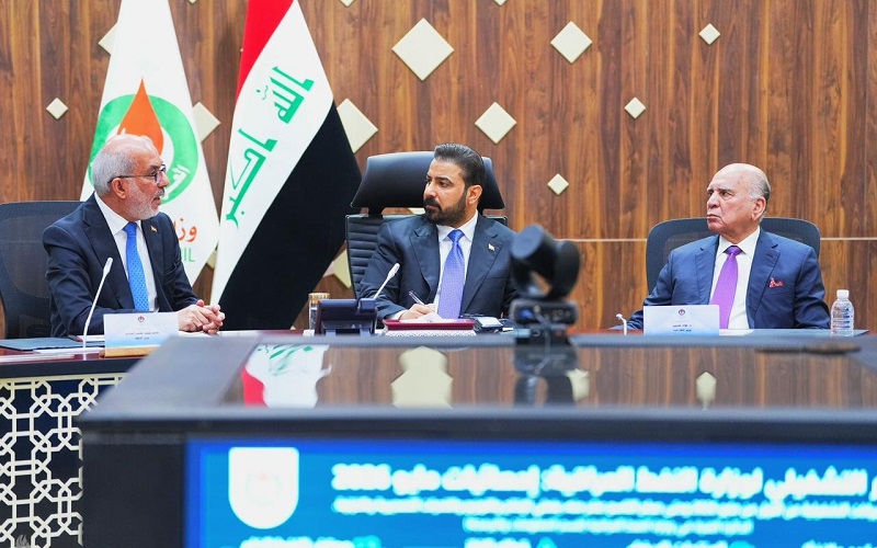 رئيس الوزراء العراقي علي الزيدي يتوسط وزيري الخارجية فؤاد حسين والنفط باسم محمد خضير