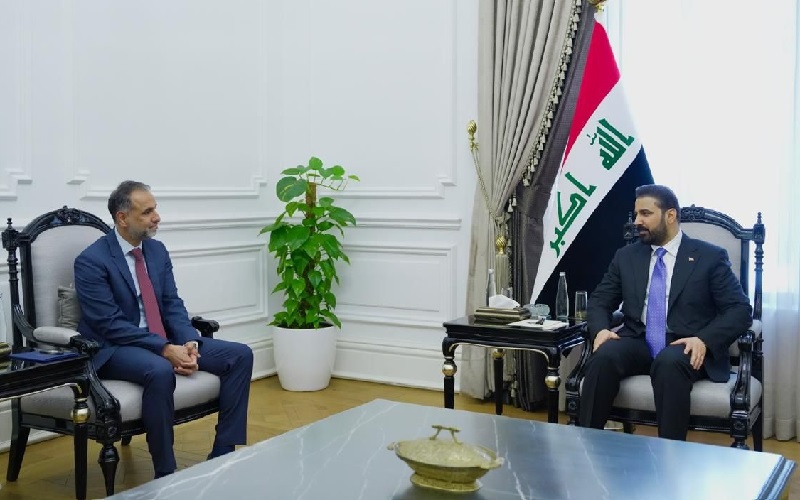 رئيس الوزراء العراقي علي فالح الزيدي يستقبل السفير البريطاني في بغداد عرفان صديق