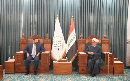 رئيس الوزراء العراقي علي فالح الزيدي يزور المجمع الفقهي في منطقة الأعظمية بالعاصمة بغداد