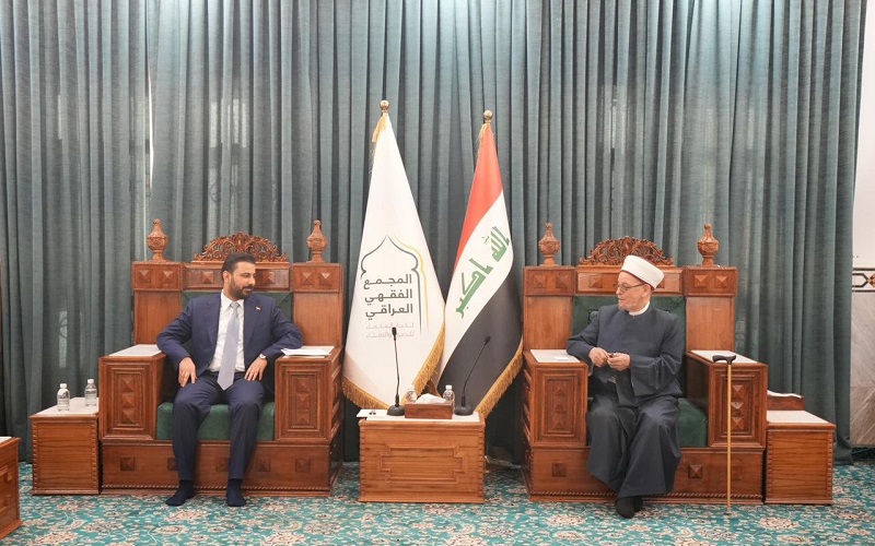رئيس الوزراء العراقي علي فالح الزيدي يزور المجمع الفقهي في منطقة الأعظمية بالعاصمة بغداد