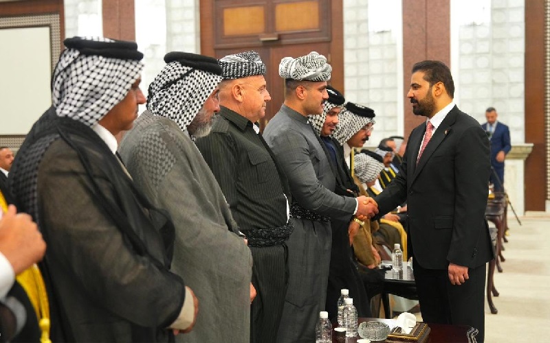 رئيس الوزراء العراقي علي فالح الزيدي يستقبل مجموعة من "شيوخ العشائر والوجهاء