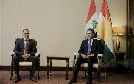 رئيس إقليم كوردستان نيجيرفان بارزاني يجتمع مع السفير البريطاني في بغداد عرفان صديق