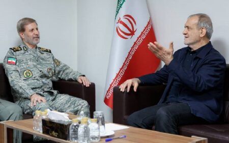الرئيس الإيراني مسعود بزشكيان يستقبل القائد العام للجيش اللواء أمير حاتمي