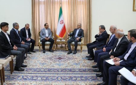 الرئيس الإيراني مسعود بزشكيان يستقبل قائد قوات الدفاع ورئيس أركان الجيش الباكستاني المشير عاصم منير