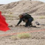 صورة أرشيفية لإزالة الألغام في العراق
