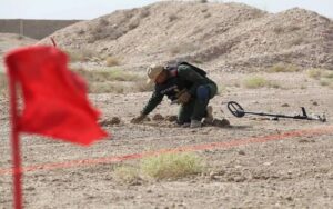 صورة أرشيفية لإزالة الألغام في العراق