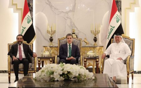 رئيس إقليم كوردستان نيجيرفان بارزاني يتوسط رئيس تحالف السيادة خميس الخنجر ورئيس حزب تقدم محمد الحلبوسي