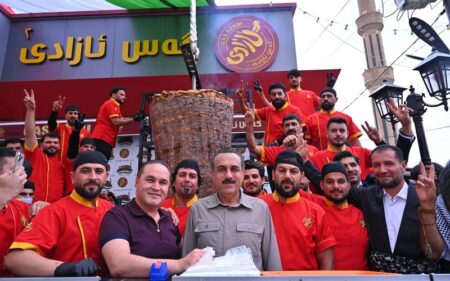 تسجيل رقم قياسي عالمي جديد لأكبر سيخ شاورما في أربيل، عاصمة إقليم كوردستان، بحضور المحافظ أوميد خوشناو