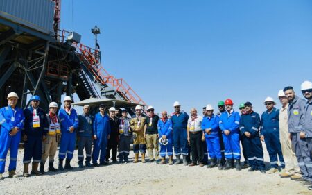 فريق عمل حفر البئر الاستكشافية في قضاء آمرلي بمحافظة صلاح الدين شمالي العراق