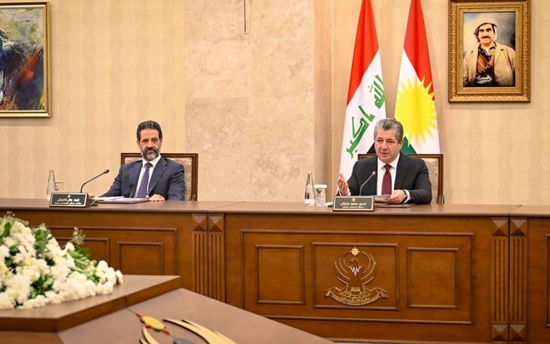 رئيس مجلس وزراء إقليم كوردستان مسرور بارزاني ونائب الرئيس قوباد طالباني خلال اجتماع المجلس