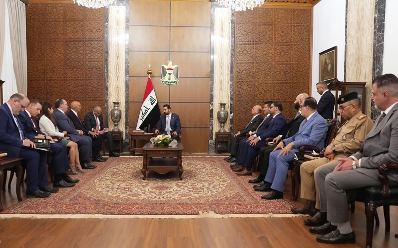 رئيس الوزراء العراقي علي الزيدي يستقبل المبعوث الرئاسي الأمريكي إلى سوريا والعراق وسفير الولايات المتحدة لدى تركيا توم باراك