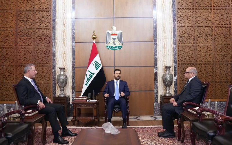 رئيس الوزراء العراقي علي فالح الزيدي يتوسط رئيس جهاز الأمن الوطني السابق عبدالكريم البصري ورئيس الجهاز الجديد باسم البدري