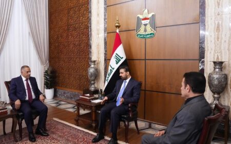 رئيس الوزراء العراقي علي فالح الزيدي يتوسط المستشار السابق للأمن القومي قاسم الأعرجي والمستشار الجديد قاسم العبودي