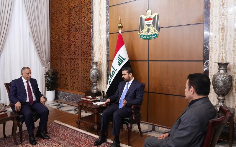 رئيس الوزراء العراقي علي فالح الزيدي يتوسط المستشار السابق للأمن القومي قاسم الأعرجي والمستشار الجديد قاسم العبودي