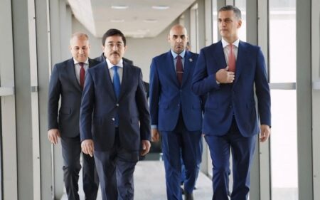 محافظ البنك المركزي العراقي الجديد نزار ناصر، رفقة المحافظ السابق علي العلاق