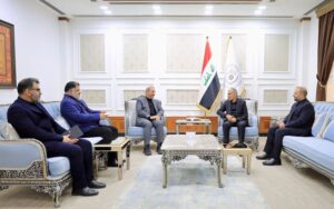 وزير المالية العراقي فالح ساري يستقبل السفير الإيراني في بغداد محمد كاظم آل صادق