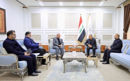 وزير المالية العراقي فالح ساري يستقبل السفير الإيراني في بغداد محمد كاظم آل صادق