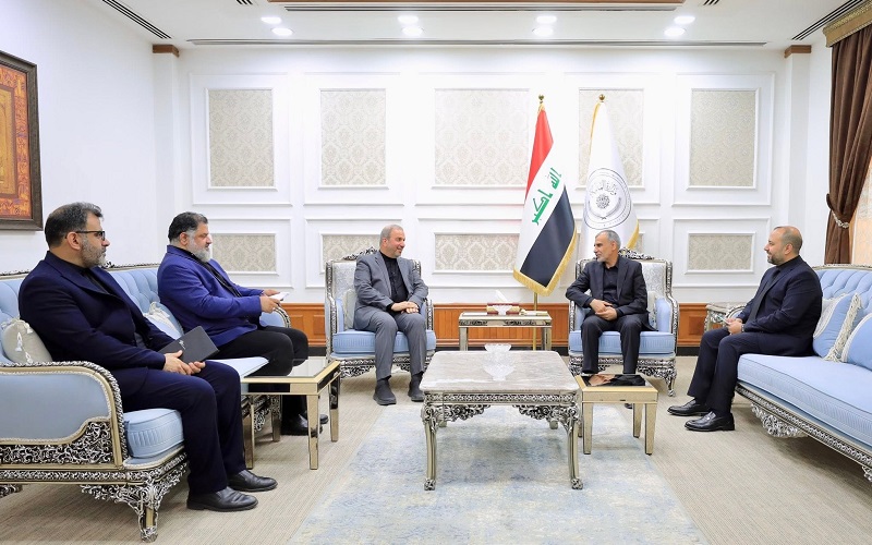 وزير المالية العراقي فالح ساري يستقبل السفير الإيراني في بغداد محمد كاظم آل صادق