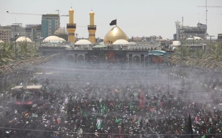 جانب من مراسم زيارة عاشوراء في كربلاء المقدسة