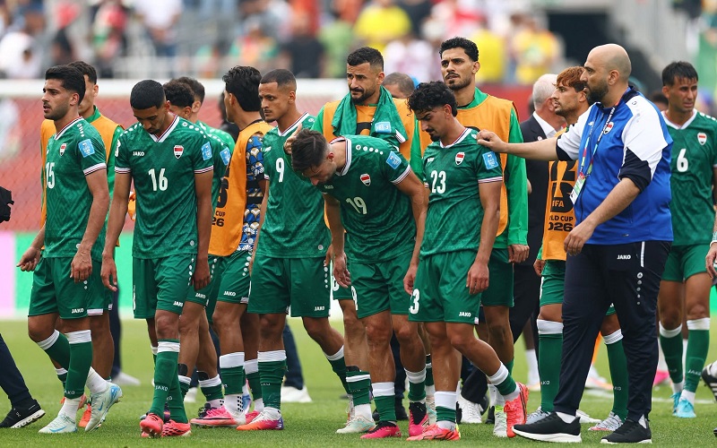 حسرة لاعبي المنتخب العراقي لكرة القدم بعد خسارته القاسية أمام نظيره السنغالي بـ5 أهداف دون رد في ختام مباريات المجموعة التاسعة من نهائيات كأس العالم 2026