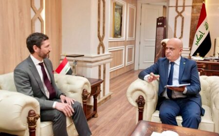 وكيل وزارة النفط العراقية لشؤون الاستخراج نصير عزيز يستقبل نائب رئيس شركة شيفرون الأمريكية للطاقة جو كوك