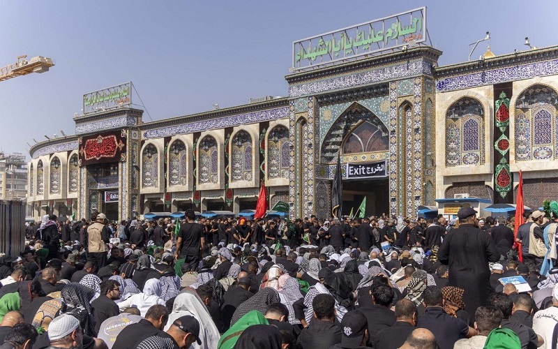 جانب من مراسم زيارة عاشوراء في كربلاء المقدسة