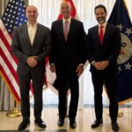 اللمبعوث الرئاسي الأمريكي إلى العراق وسوريا وسفير الولايات المتحدة لدى تركيا توم باراك يتوسط نائب رئيس وزراء إقليم كوردستان قوباد طالباني ورئيس الاتحاد الوطني الكوردستاني بافل طالباني