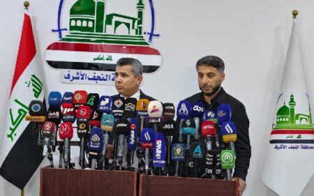 رئيس خلية الإعلام الأمني التابعة لقيادة العمليات المشتركة في العراق الفريق سعد معن في مؤتمر صحفي مشترك مع محافظ النجف الأشرف يوسف كناوي