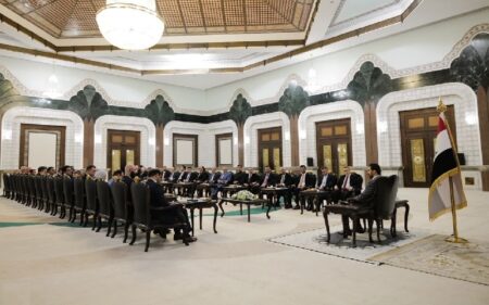 رئيس الوزراء العراقي علي فالح الزيدي يستقبل السفير التركي في بغداد انيل بورا انان وممثلي عدد من الشركات ورجال الأعمال الأتراك