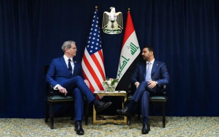 رئيس الوزراء العراقي علي فالح الزيدي يستقبل في مقر اقامته بواشنطن، وزير الخزانة الأمريكي سكوت بيسنت