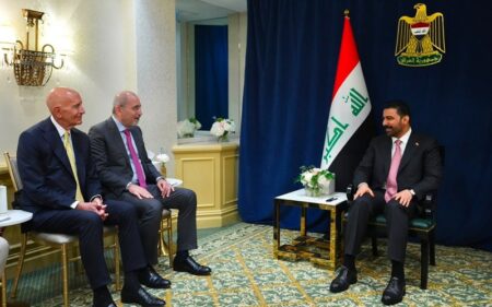 رئيس الوزراء العراقي علي فالح الزيدي يستقبل وزير الخارجية الأردني أيمن الصفدي بحضور مبعوث الرئيس الأمريكي إلى سوريا والعراق وسفير الولايات المتحدة لدى تركيا توم باراك