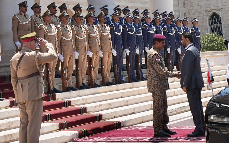 رئيس الوزراء العراقي علي فالح الزيدي يجري زيارة لوزارة الدفاع