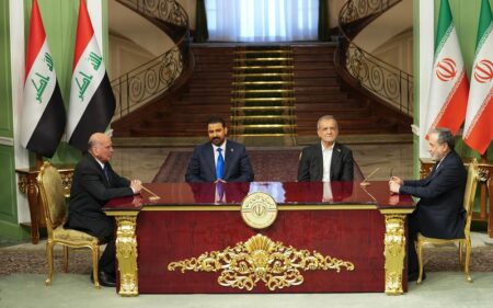 الرئيس الإيراني مسعود بزشكيان ورئيس الوزراء العراقي علي فالح الزيدي يرعيان مراسم توقيع عدد من الاتفاقيات ومذكرات التفاهم بين البلدين