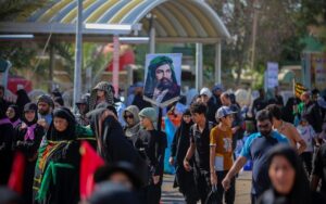 صورة لعدد من الزوار في العراق