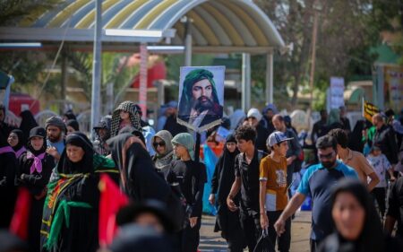 صورة لعدد من الزوار في العراق