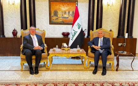 وزير الخارجية العراقي فؤاد حسين يستقبل القائم بأعمال السفارة الأمريكية في بغداد جوشوا هاريس