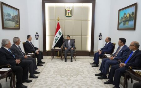رئيس الوزراء العراقي علي فالح الزيدي يستقبل وفداً وزارياً أردنياً برئاسة وزير الصناعة والتجارة والتموين يعرب فلاح القضاة