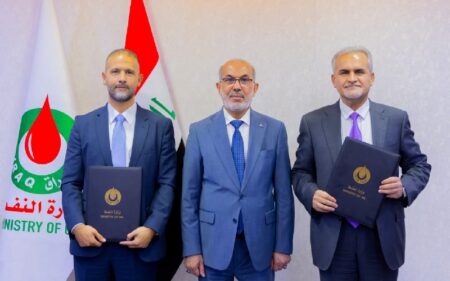 وزير النفط العراقي باسم العبادي يرعى مراسم توقيع عقد الإدارة المتكاملة لحقلي ابن عمر والسندباد بين شركة نفط البصرة وشركة هاليبرتون الأمريكية