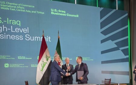 وزير الطاقة الأمريكي كريستوفر رايت يتوسط الرئيس التنفيذي للشركة السورية للبترول يوسف قبلاوي والرئيس التنفيذي لشركة نفط البصرة العراقية باسم عبد الكريم ناصر